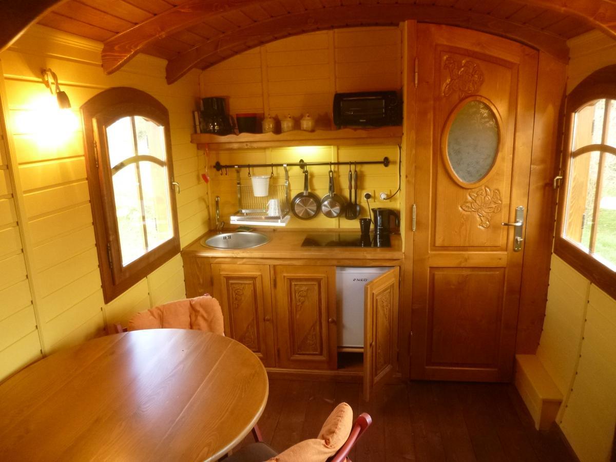 La Roulotte De Pommette Et Billy Bed & Breakfast La Hoguette ภายนอก รูปภาพ