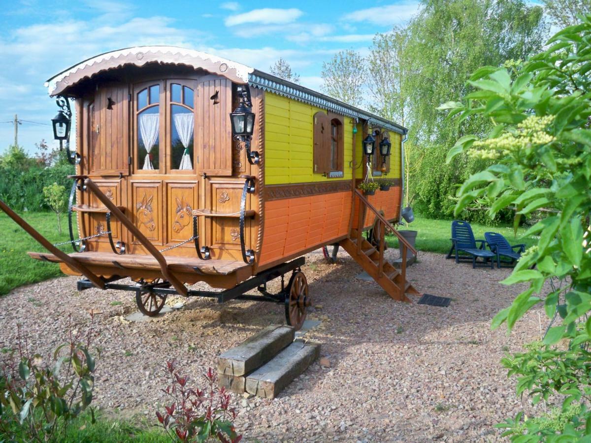 La Roulotte De Pommette Et Billy Bed & Breakfast La Hoguette ภายนอก รูปภาพ